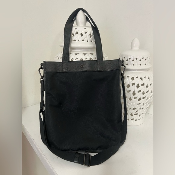 LULULEMON • BAGS
Women • tote bag color black With strap included - Picture 1 of 13